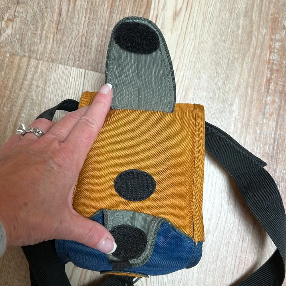 Crumpler Digits Sporty Guy Digital Camera Bag 0.6 Blue / Orange EUC